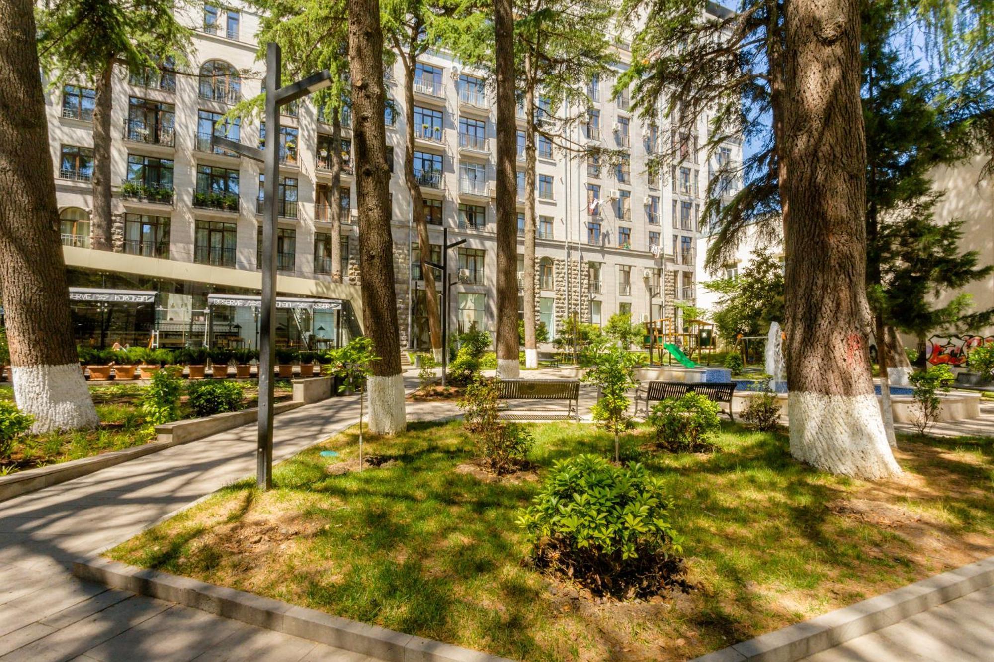 New Age Living Apartment Тбилиси Екстериор снимка